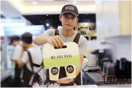 奶茶加盟店收营员扮演着及其重要的角色